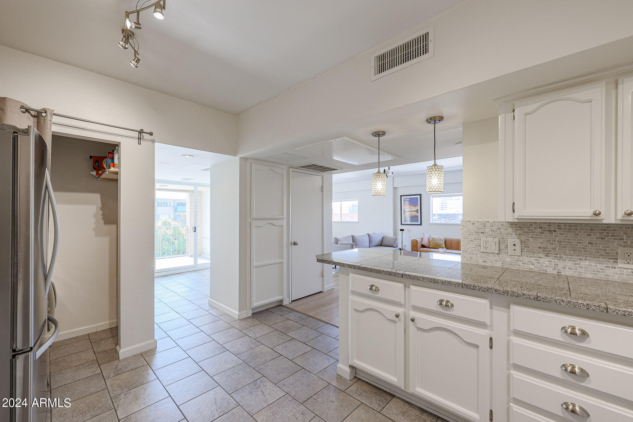 353 East Thomas Road, Unit C408 Phoenix, AZ 85012 - Photo 13 of 35 Kitchen