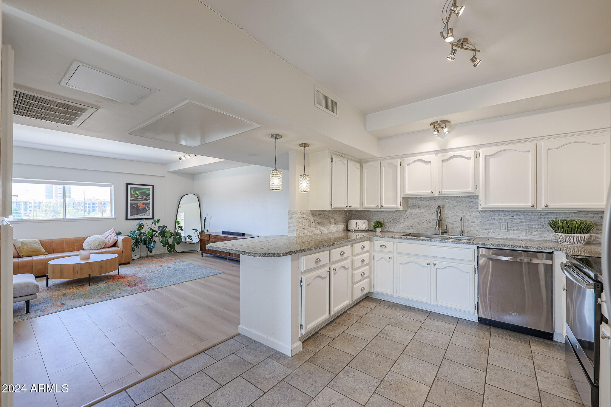 353 East Thomas Road, Unit C408 Phoenix, AZ 85012 - Photo 14 of 35 Large kitchen
