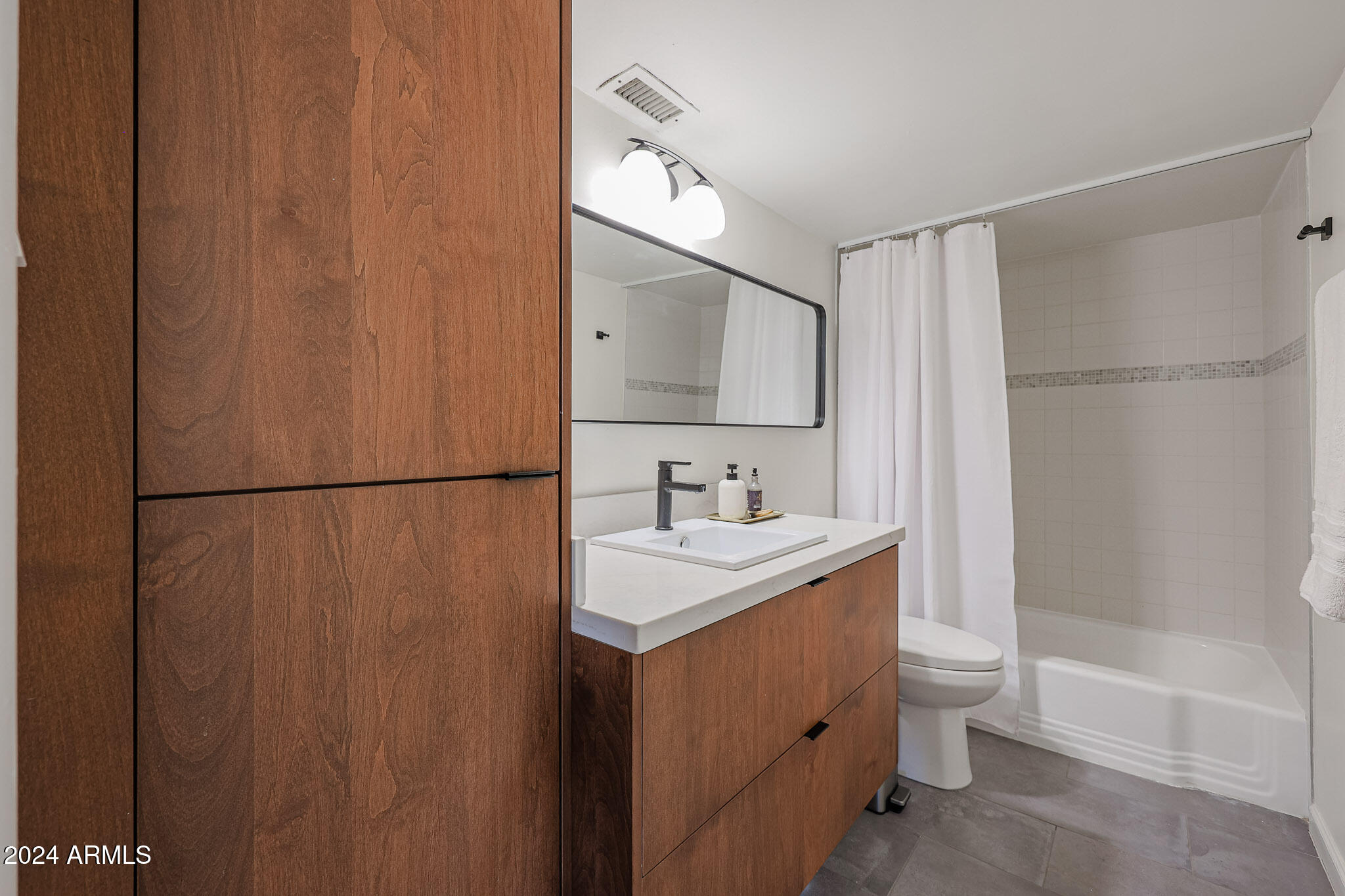 353 East Thomas Road, Unit C408 Phoenix, AZ 85012 - Photo 20 of 35 Hall Bath