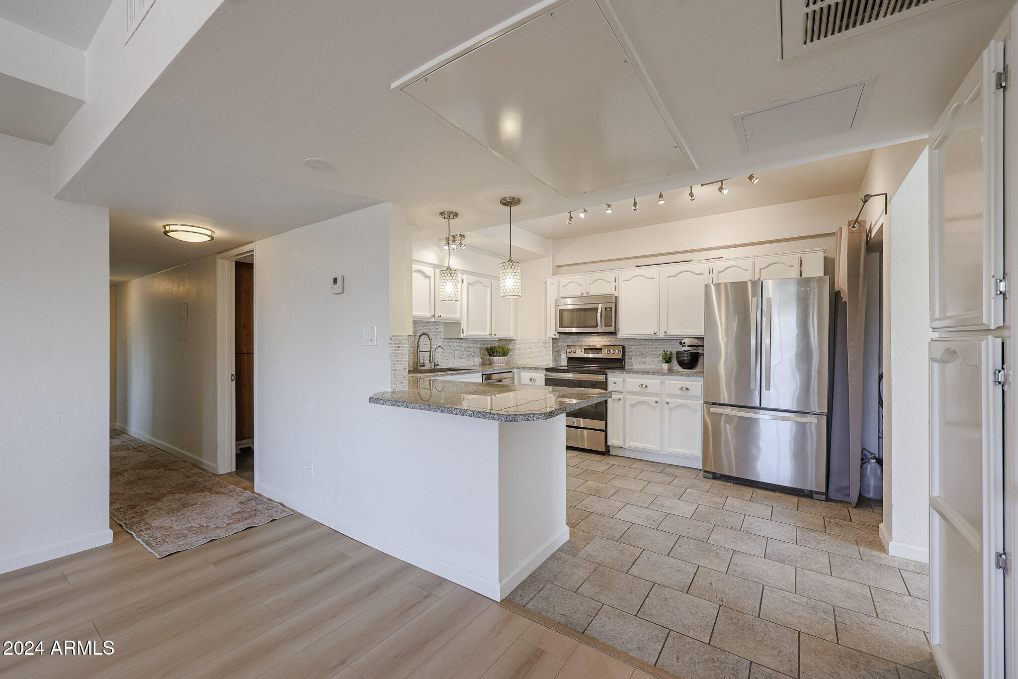 353 East Thomas Road, Unit C408 Phoenix, AZ 85012 - Photo 7 of 35 Open concept