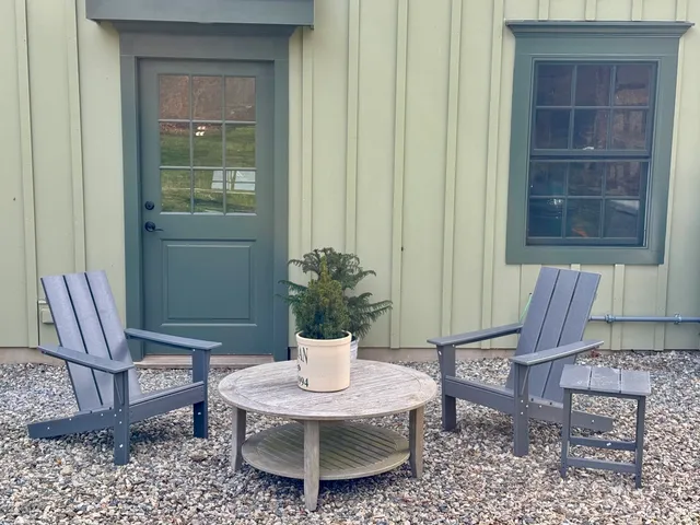 a view of a livingroom with furniture