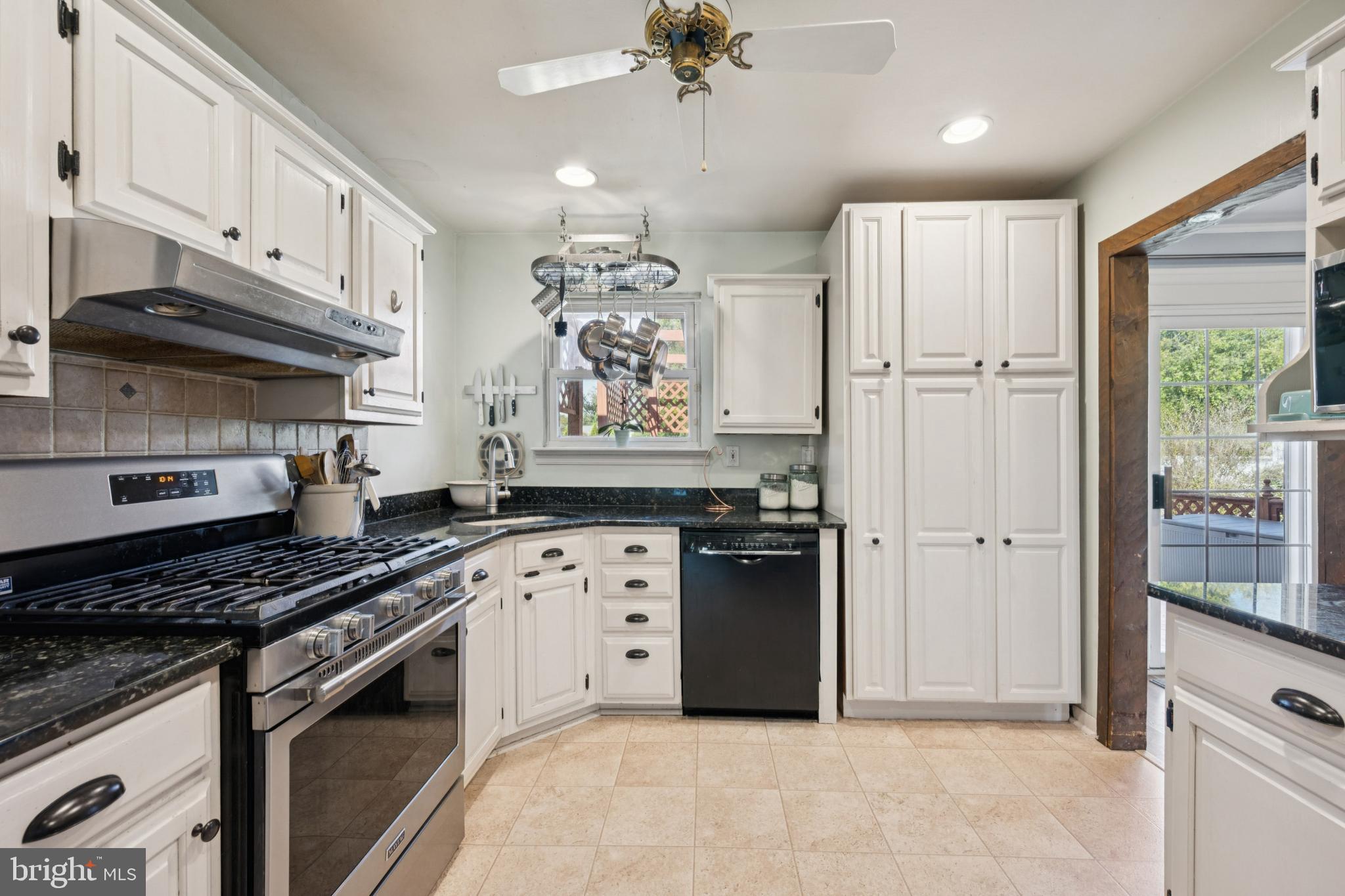 43 Princeton Drive Delran, NJ 08075 - Photo 10 of 25 a kitchen with granite countertop a stove sink and refrigerator