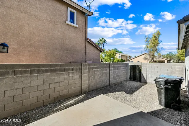 a view of a backyard