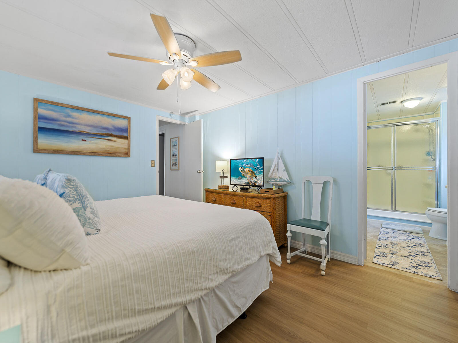 806 South Jade Drive Key Largo, FL 33037 - Photo 25 of 37 a bedroom with a bed and a table in it