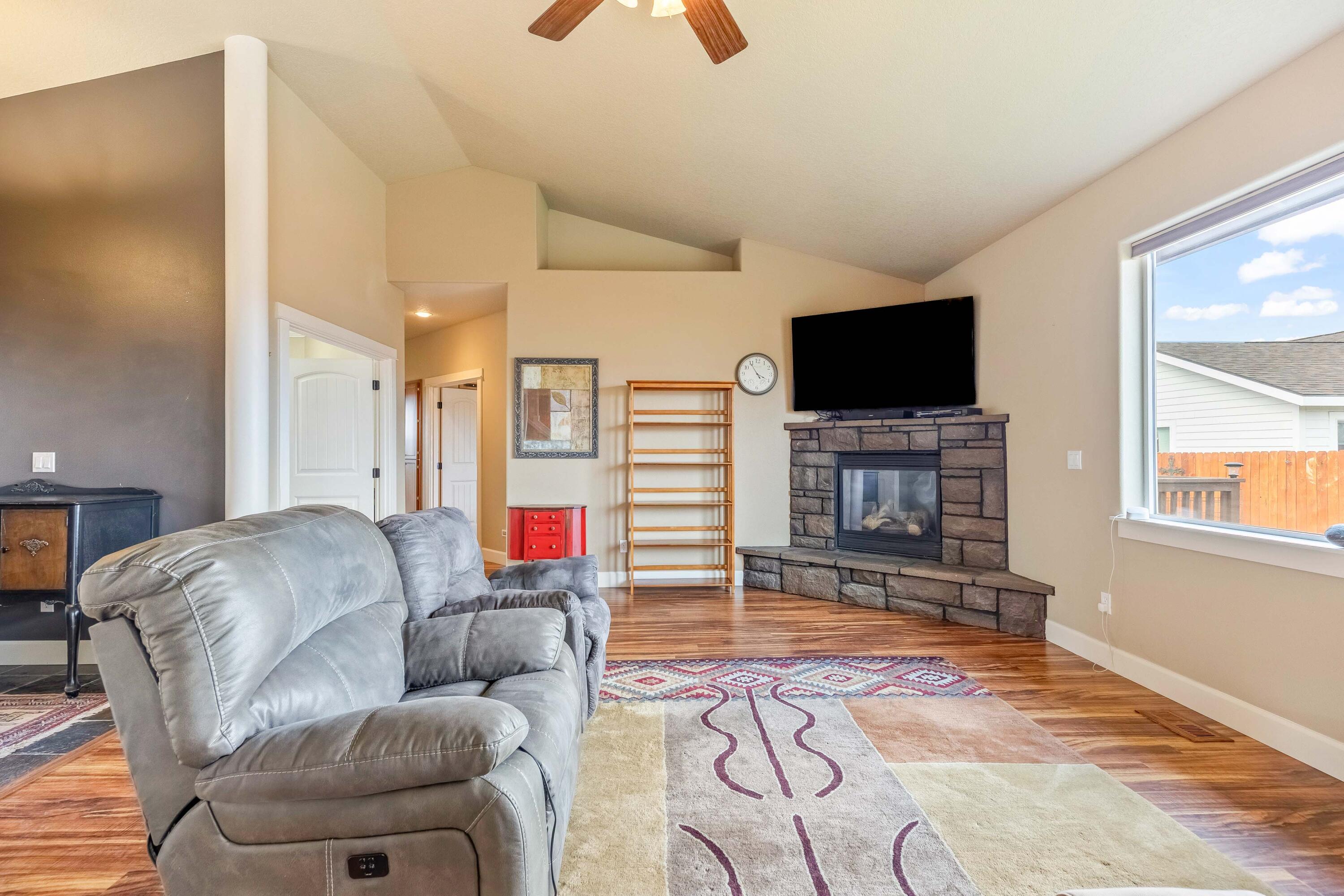 570 Mountain Ridge Drive Culver, OR 97734 - Photo 7 of 46