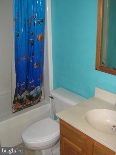 3062 South Glebe Road, Unit 3062 Arlington, VA 22206 - Photo 6 of 9 a bathroom with a sink and toilet