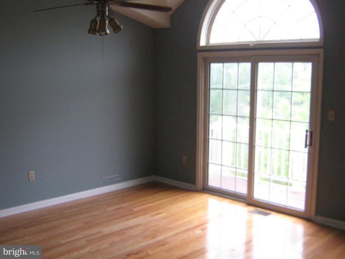 3062 South Glebe Road, Unit 3062 Arlington, VA 22206 - Photo 9 of 9 an empty room with a window