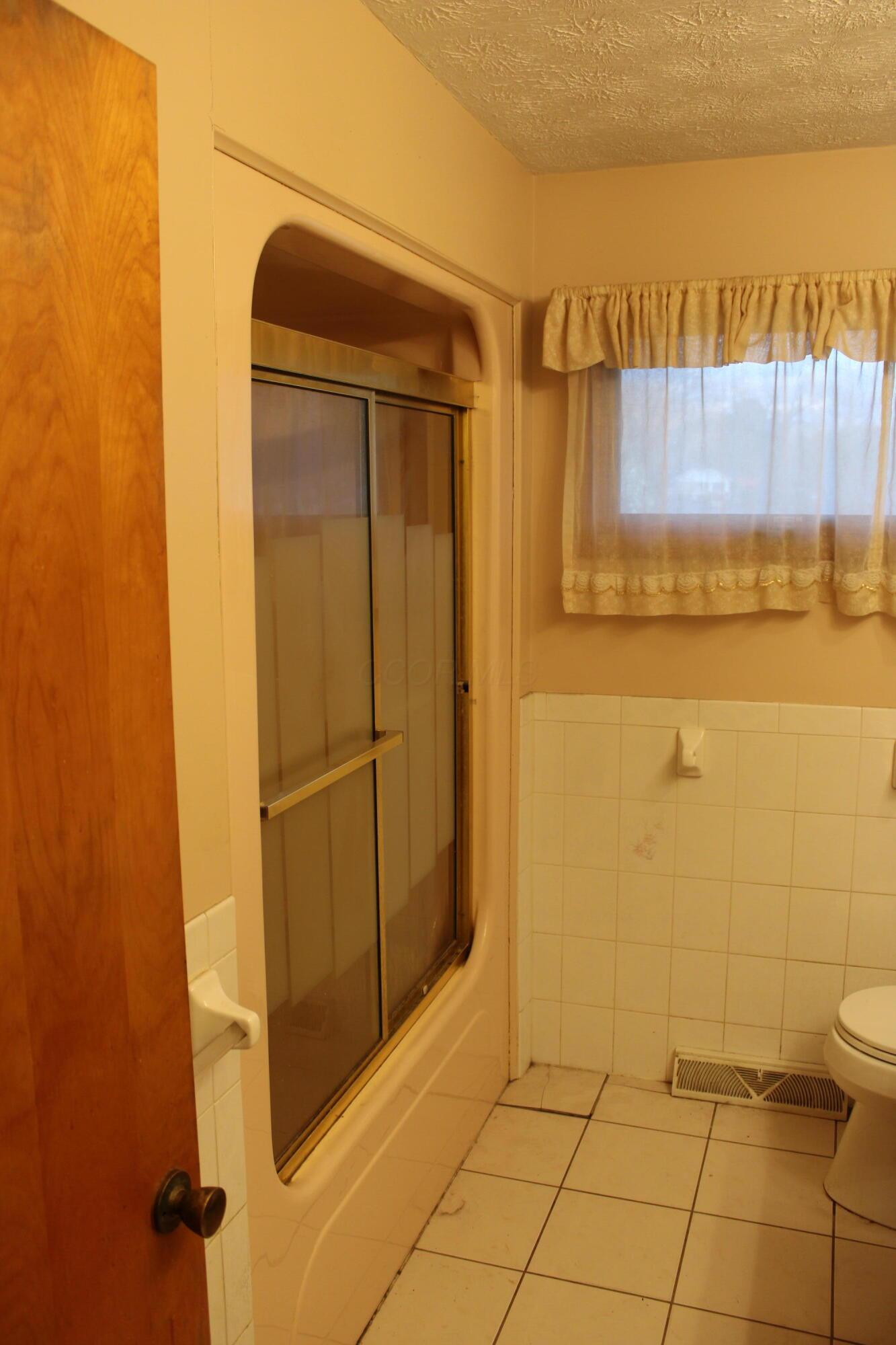 3270 Riverside Airport Road Zanesville, OH 43701 - Photo 16 of 24 Bathroom