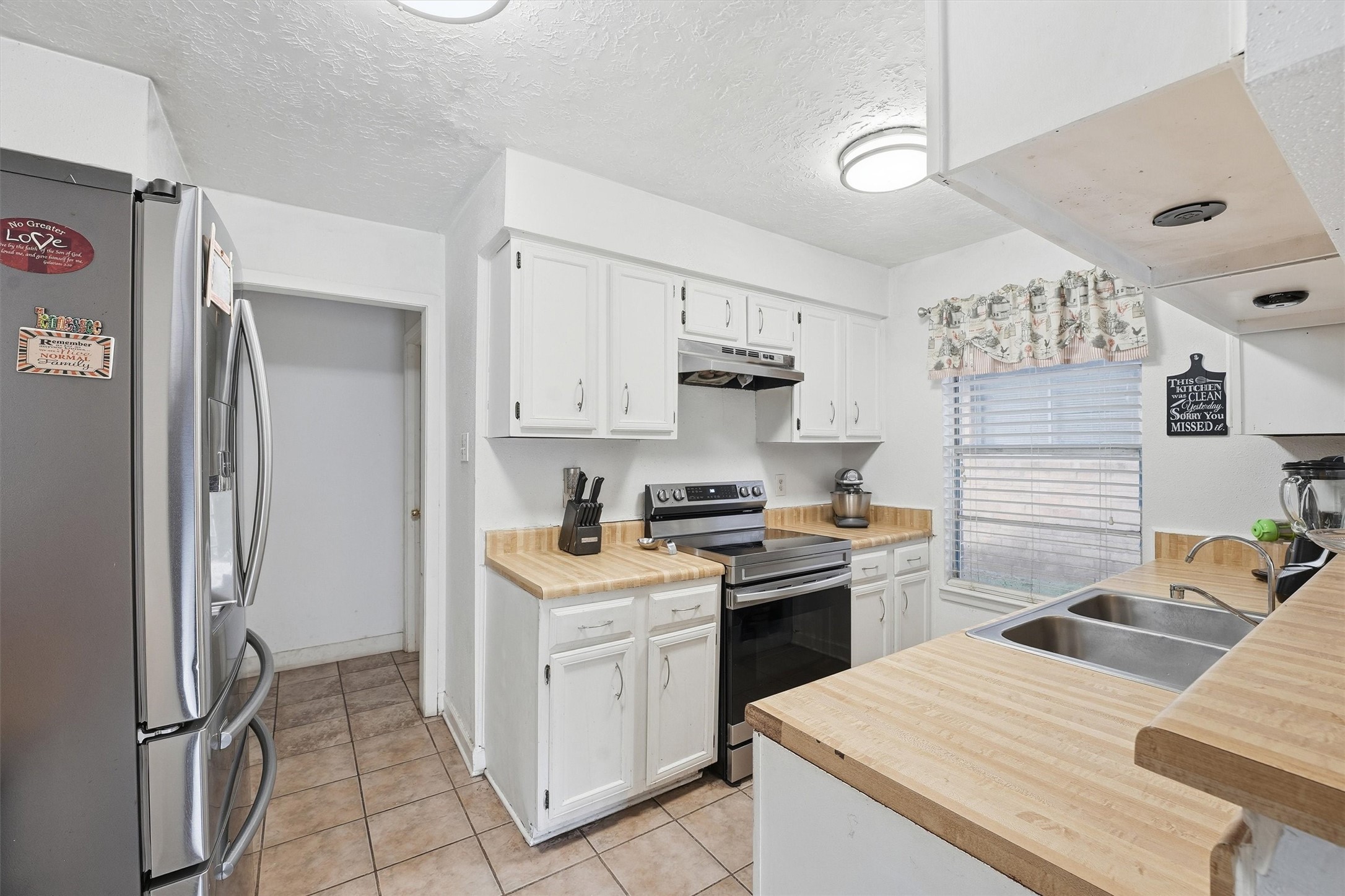 1322 Great Dover Circle Channelview, TX 77530 - Photo 8 of 19 a kitchen with a sink stove and refrigerator