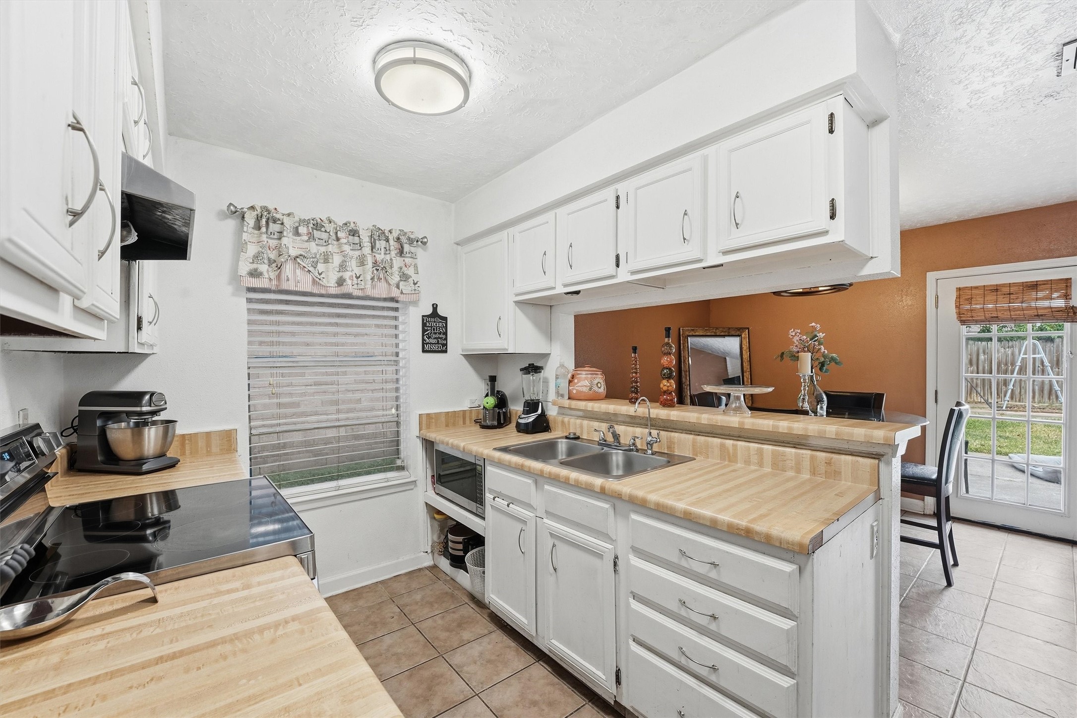 1322 Great Dover Circle Channelview, TX 77530 - Photo 10 of 19 a kitchen with cabinets appliances and a counter space
