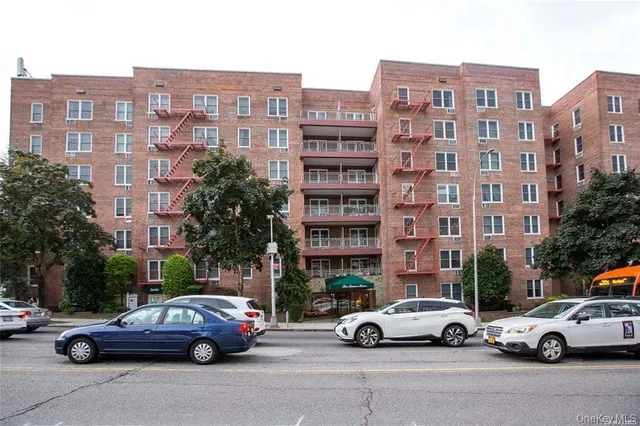$369,000 | 241-20 Northern Boulevard, Unit 5E | Douglaston