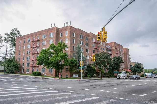 $369,000 | 241-20 Northern Boulevard, Unit 5E | Douglaston