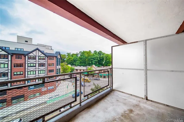 $369,000 | 241-20 Northern Boulevard, Unit 5E | Douglaston