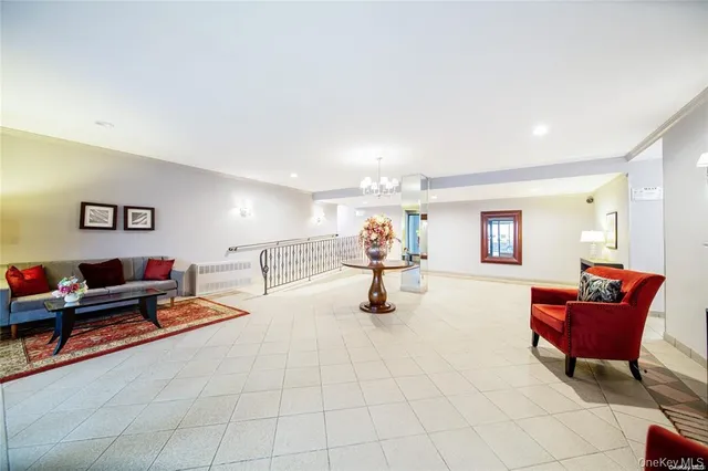 $369,000 | 241-20 Northern Boulevard, Unit 5E | Douglaston