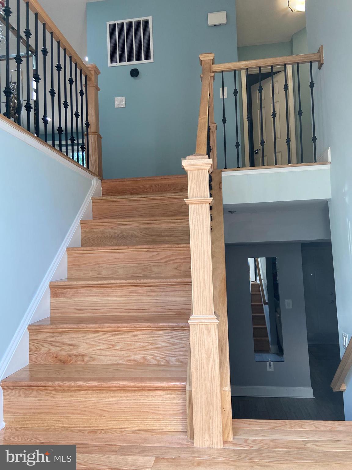 8604 Chestnut Ridge Drive Laurel, MD 20707 - Photo 20 of 28 Beautiful Staircase