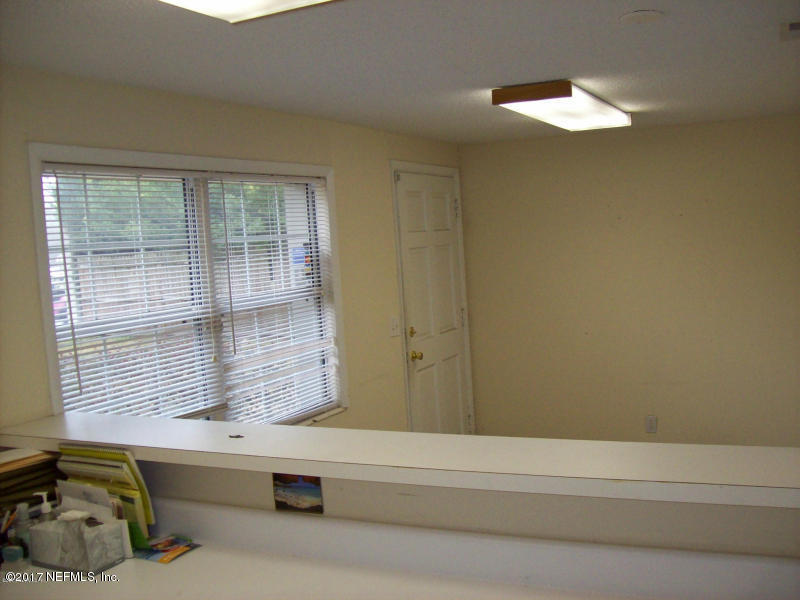 904 New Berlin Road Jacksonville, FL 32218 - Photo 3 of 19 a bathroom with a bathtub and next to a window
