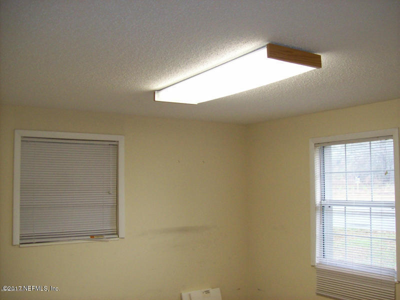 904 New Berlin Road Jacksonville, FL 32218 - Photo 4 of 19 an empty room with a window
