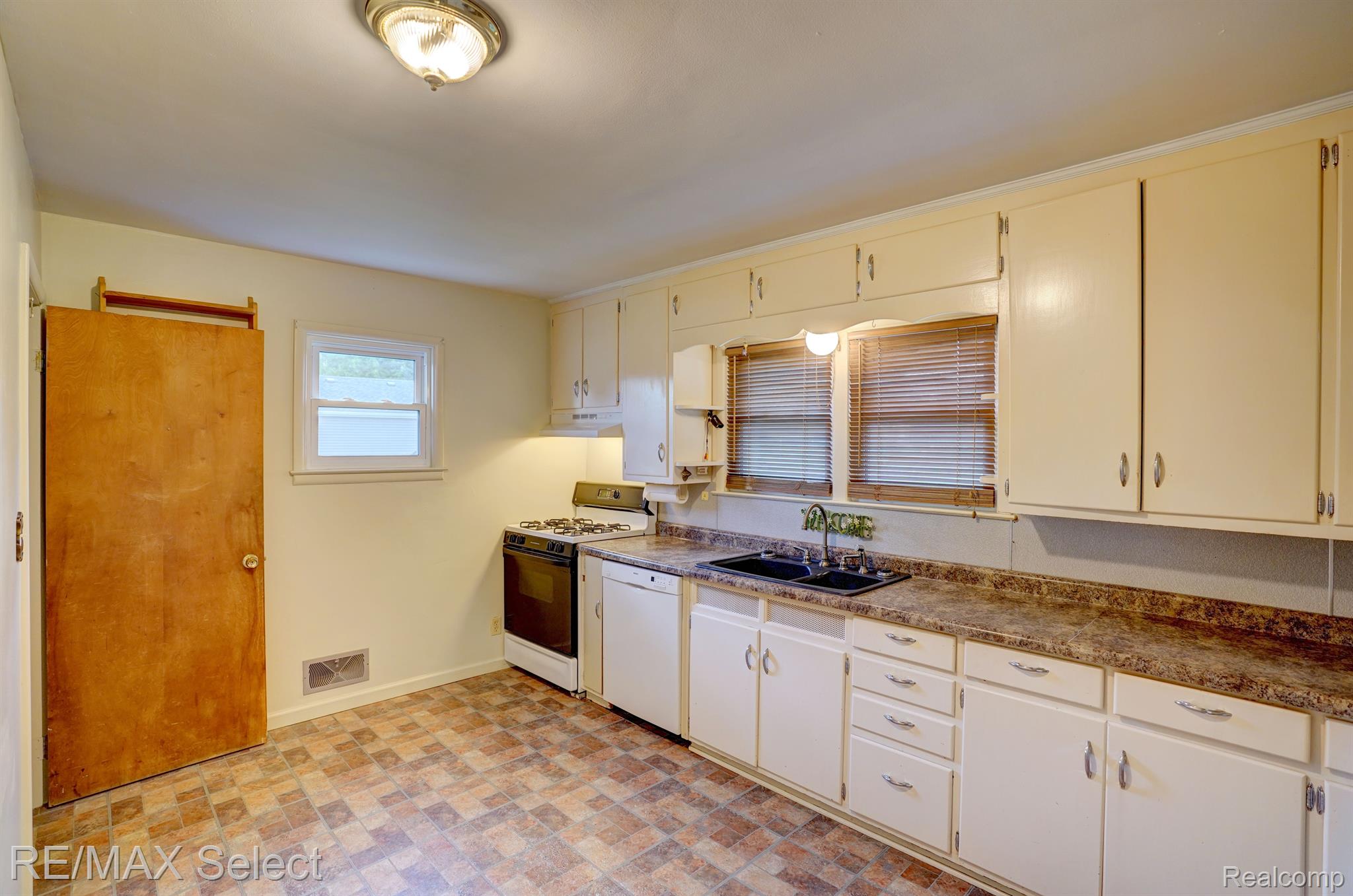 3151 South Center Road Burton, MI 48519 - Photo 12 of 26 Gallery Image 12
