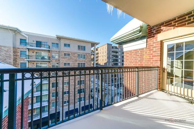 $675,000 | 44 North Vail Avenue, Unit 613, Arlington Heights, IL 60005