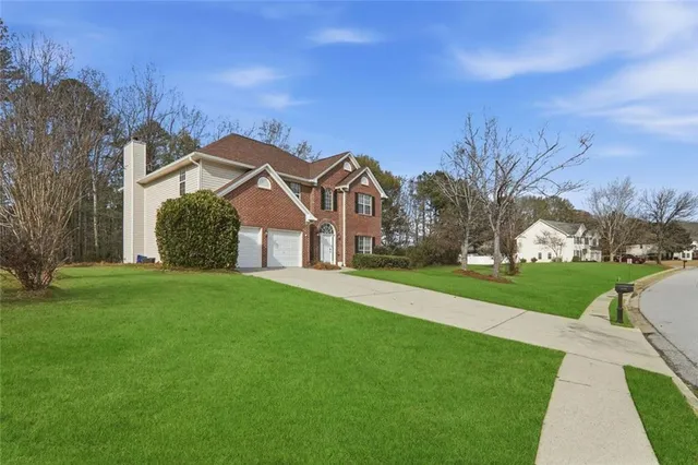 a view of house with garden