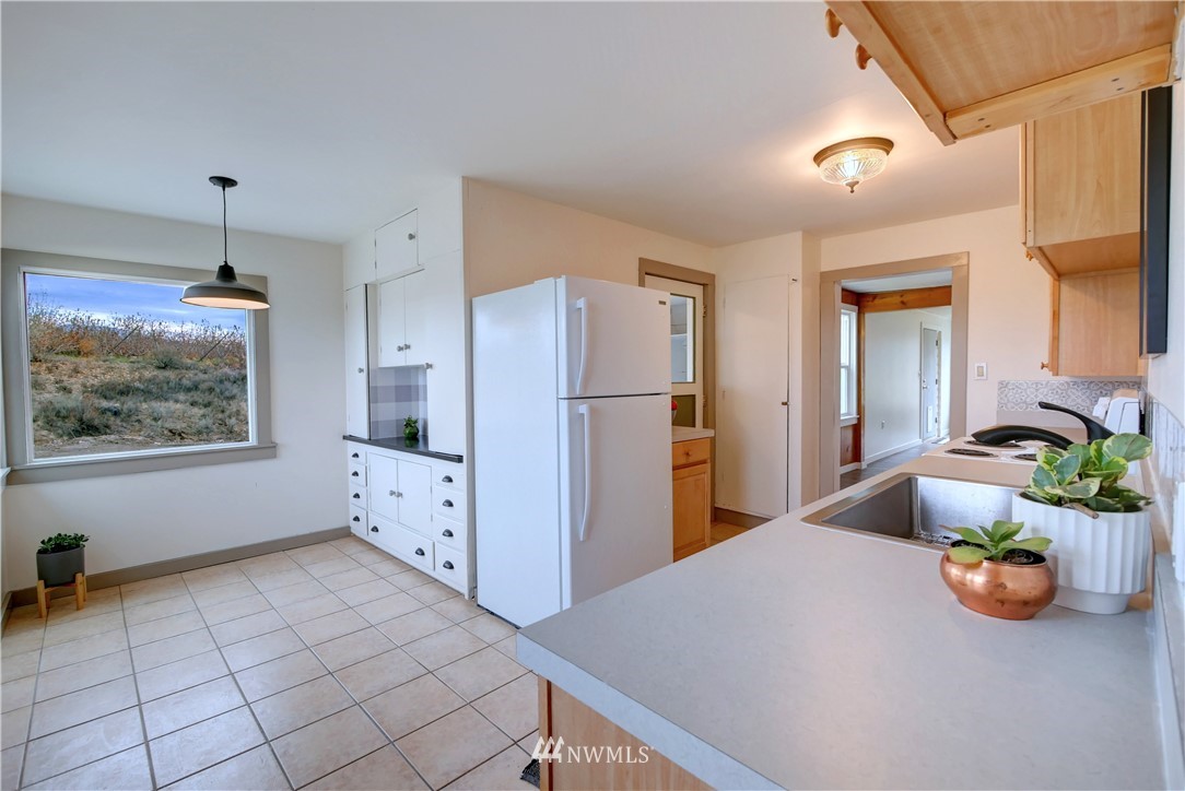 28 Fiker Road Omak, WA 98841 - Photo 14 of 39 a kitchen with stainless steel appliances a refrigerator and a stove