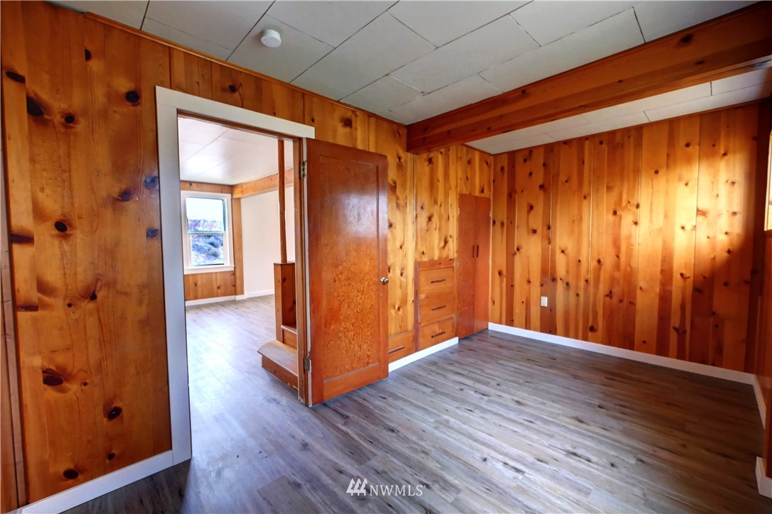 28 Fiker Road Omak, WA 98841 - Photo 20 of 39 wooden floor in an empty room