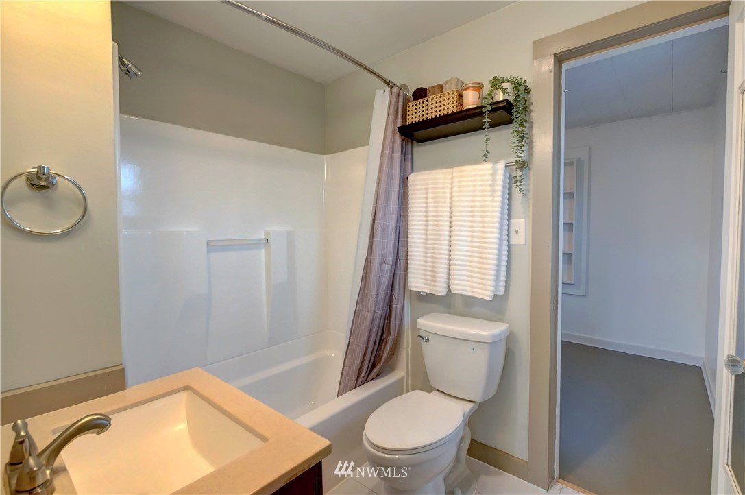 28 Fiker Road Omak, WA 98841 - Photo 21 of 39 a bathroom with a toilet and a sink