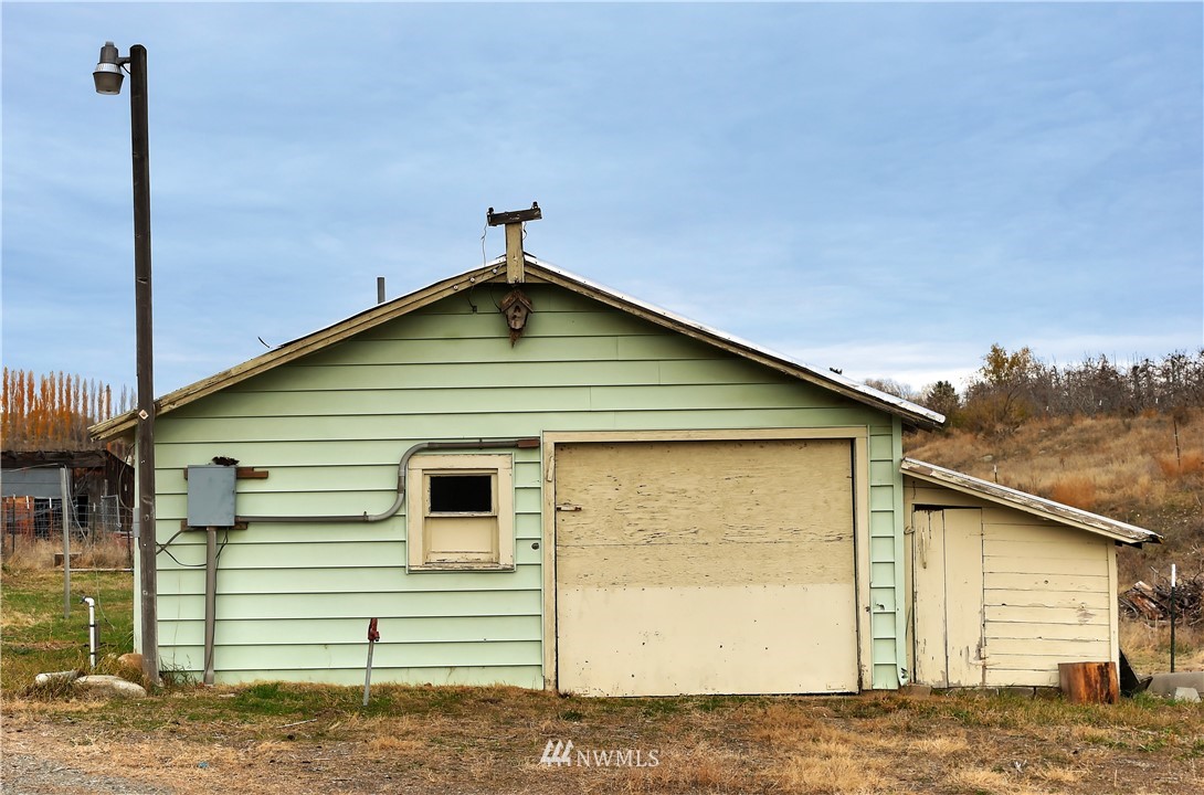 28 Fiker Road Omak, WA 98841 - Photo 25 of 39 a view of a house with a yard
