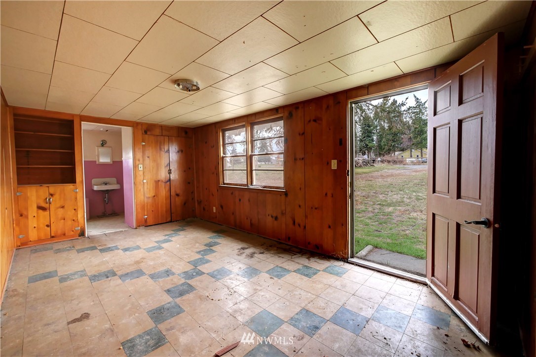 28 Fiker Road Omak, WA 98841 - Photo 27 of 39 a view of an empty room with a window