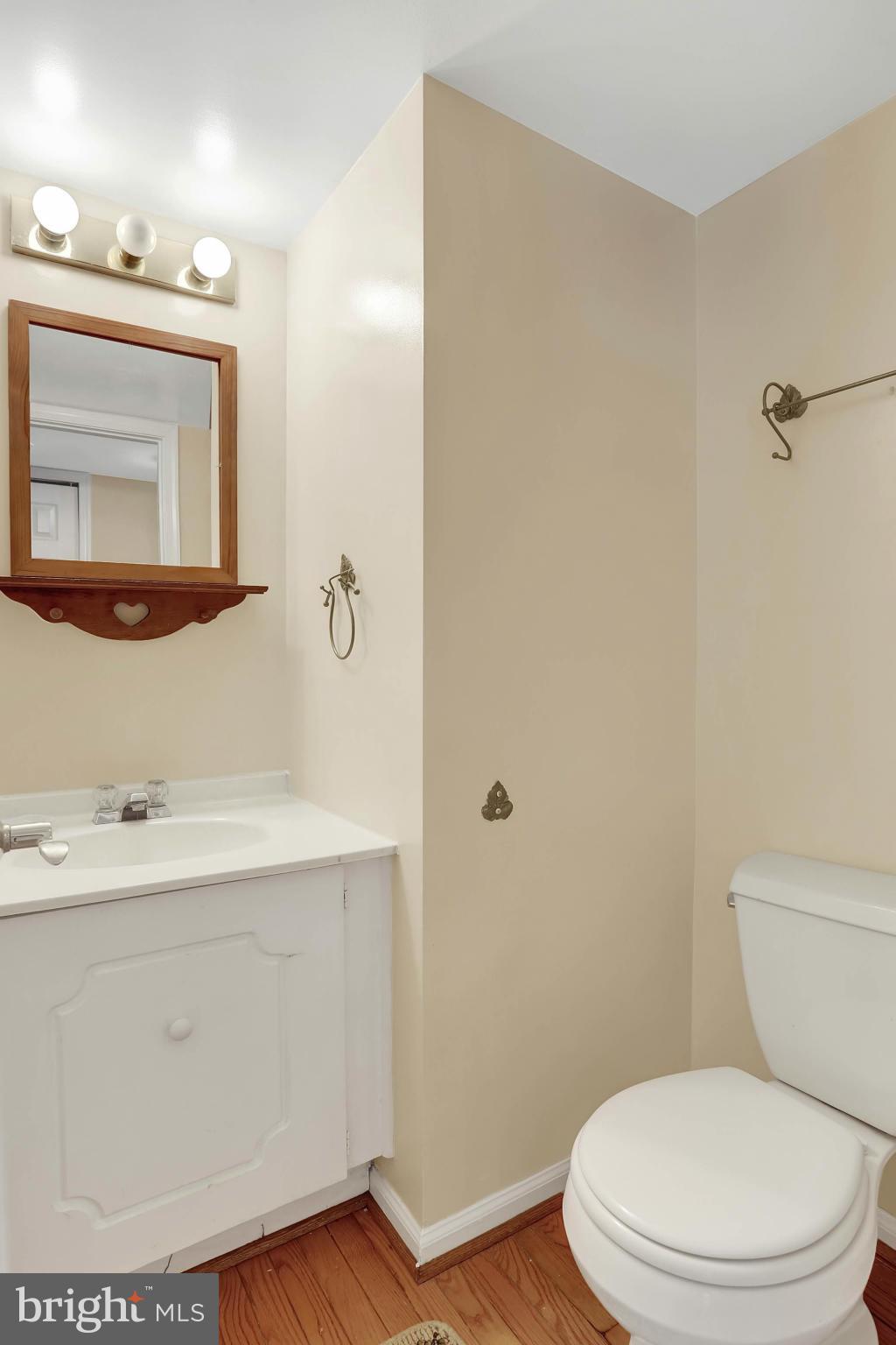9160 Rockefeller Lane Springfield, VA 22153 - Photo 13 of 27 a bathroom with a toilet a sink and mirror