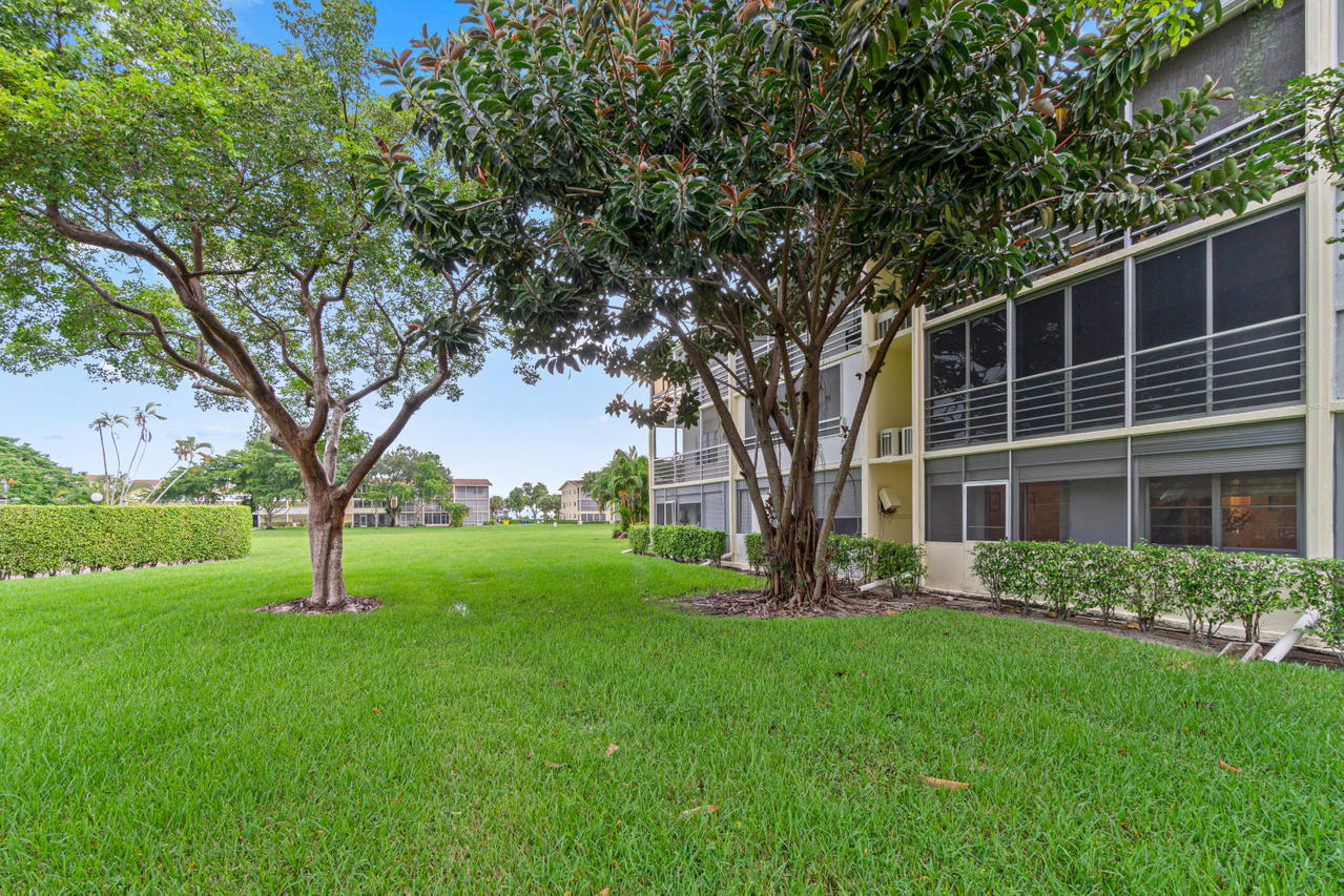 128 Dorset D Boca Raton, FL 33434 - Photo 11 of 20 Patio Garden View
