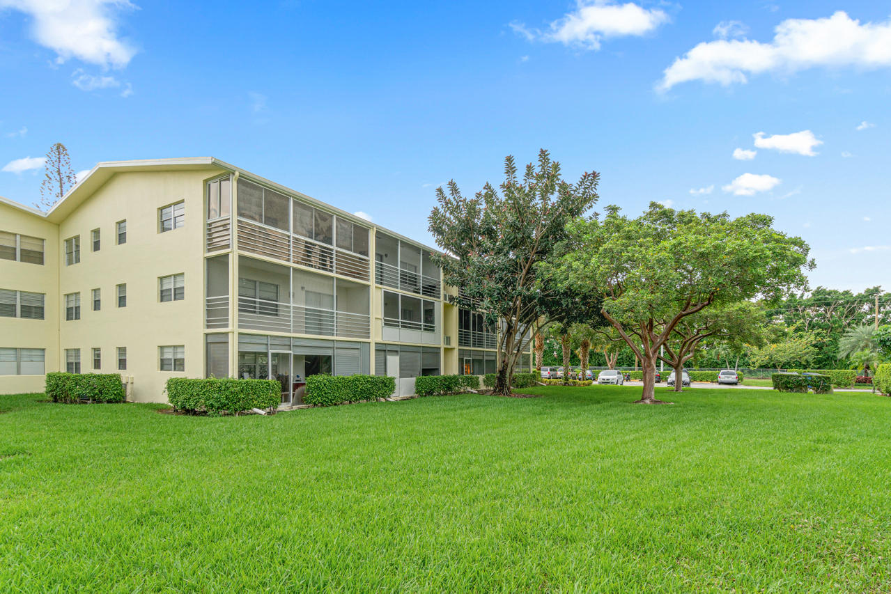 128 Dorset D Boca Raton, FL 33434 - Photo 12 of 20 Garden Area
