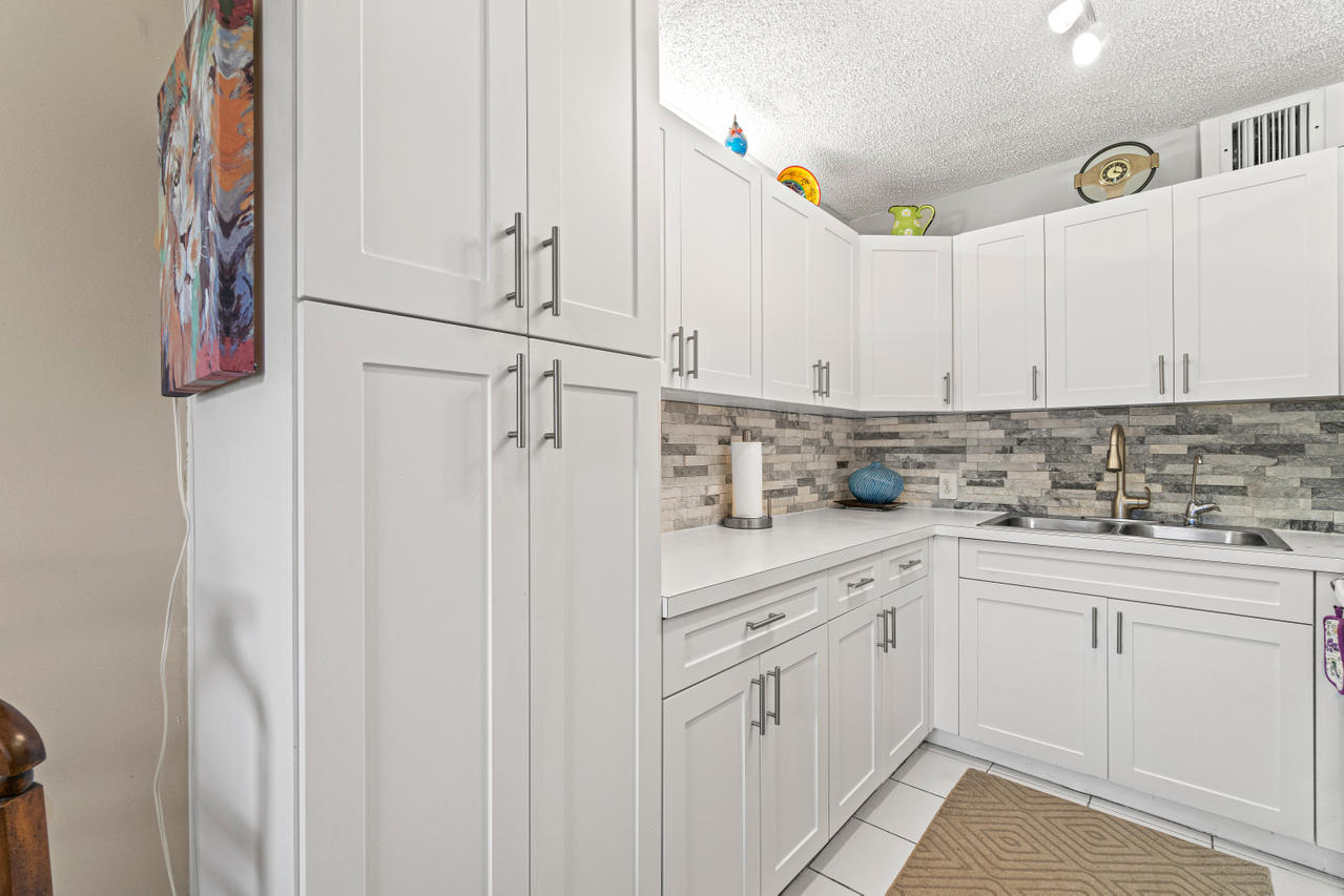 128 Dorset D Boca Raton, FL 33434 - Photo 5 of 20 Kitchen
