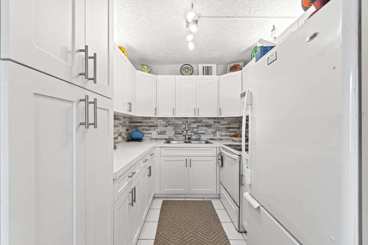 128 Dorset D Boca Raton, FL 33434 - Photo 6 of 20 Kitchen
