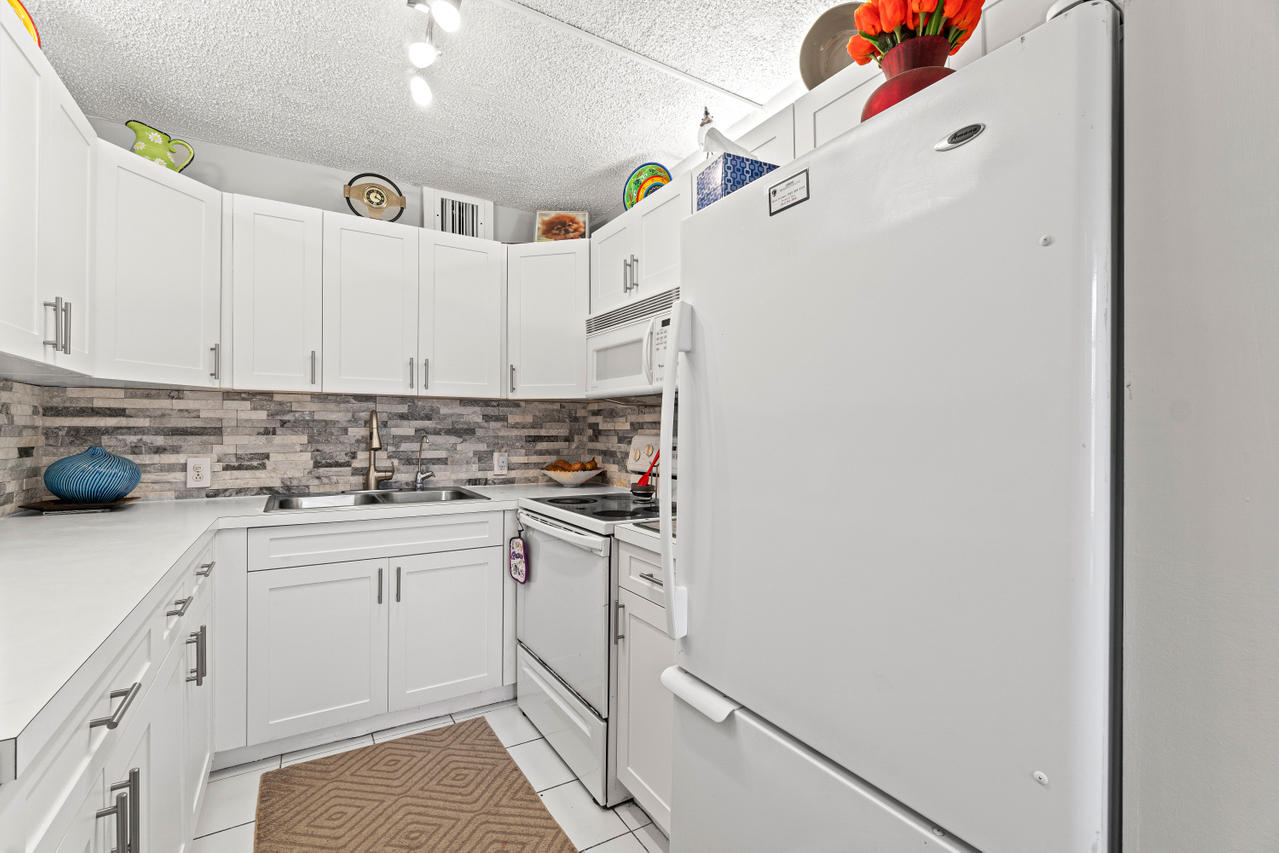 128 Dorset D Boca Raton, FL 33434 - Photo 7 of 20 Kitchen