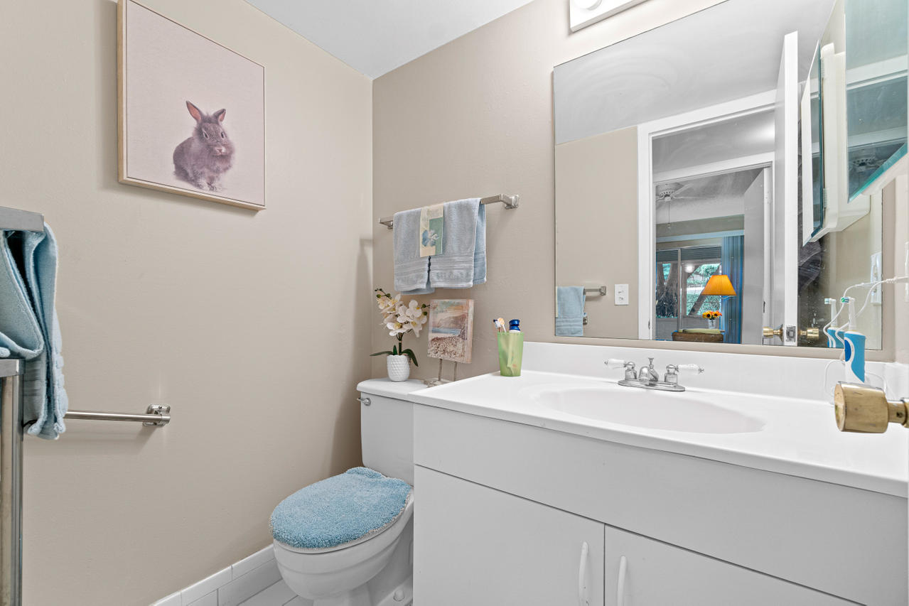 128 Dorset D Boca Raton, FL 33434 - Photo 9 of 20 Half Bathroom