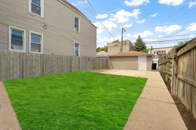a view of a house with backyard