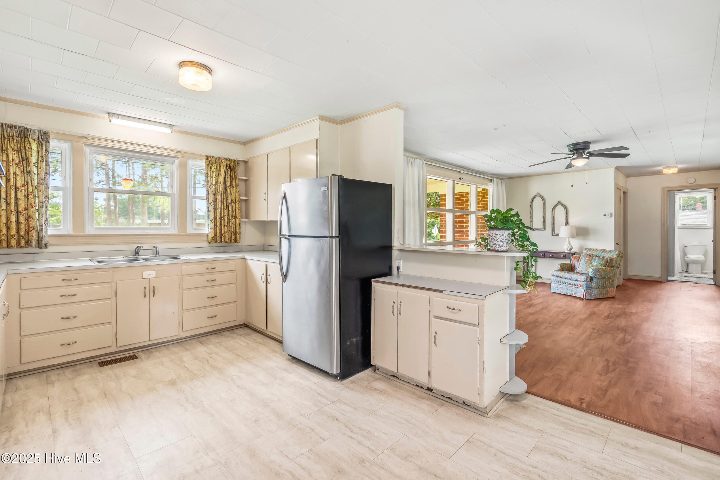 500 Rowan Road Clinton, NC 28328 - Photo 6 of 43 Cabinet