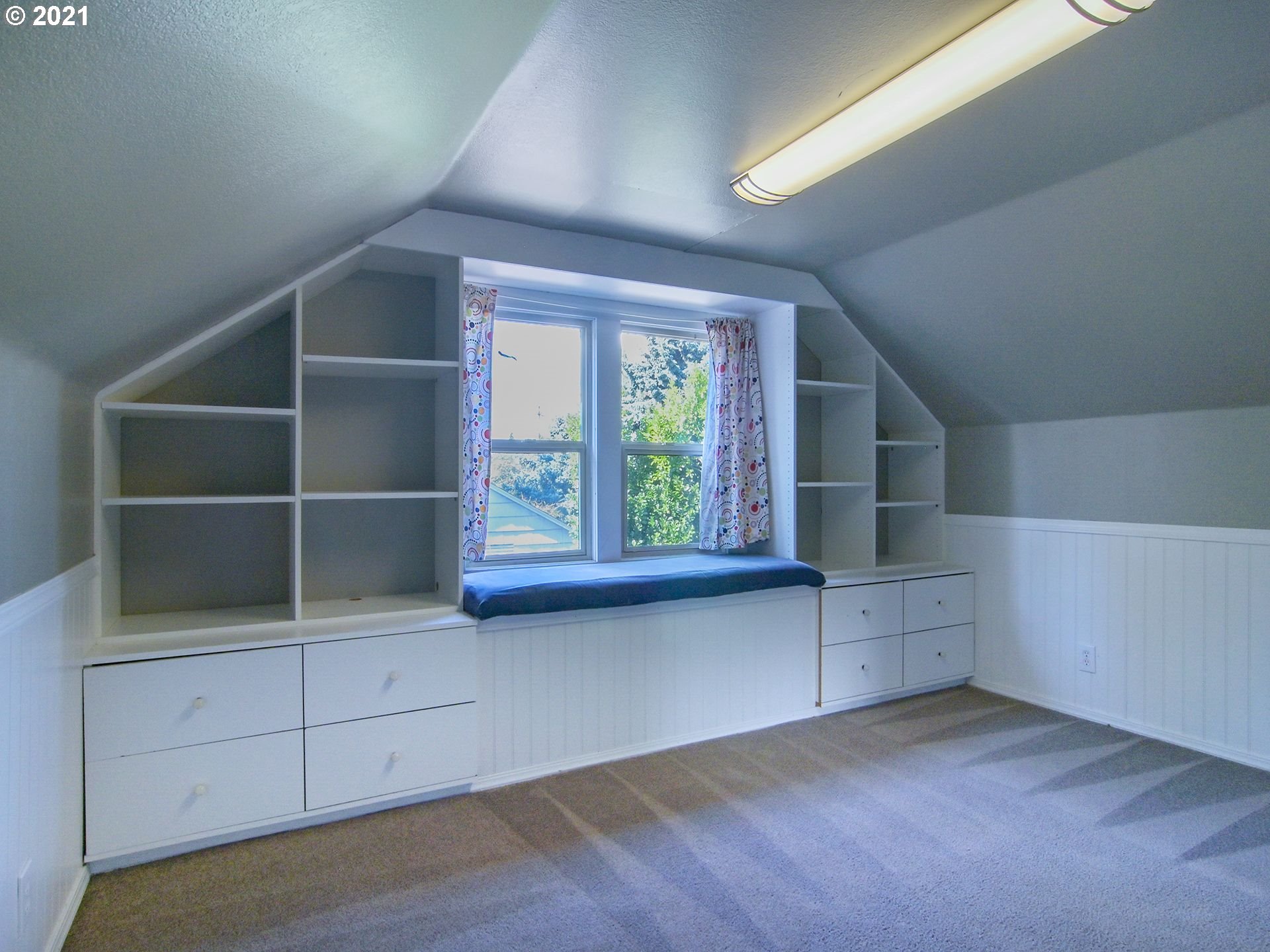 3727 Jasper Road Springfield, OR 97478 - Photo 13 of 32 an empty room with windows