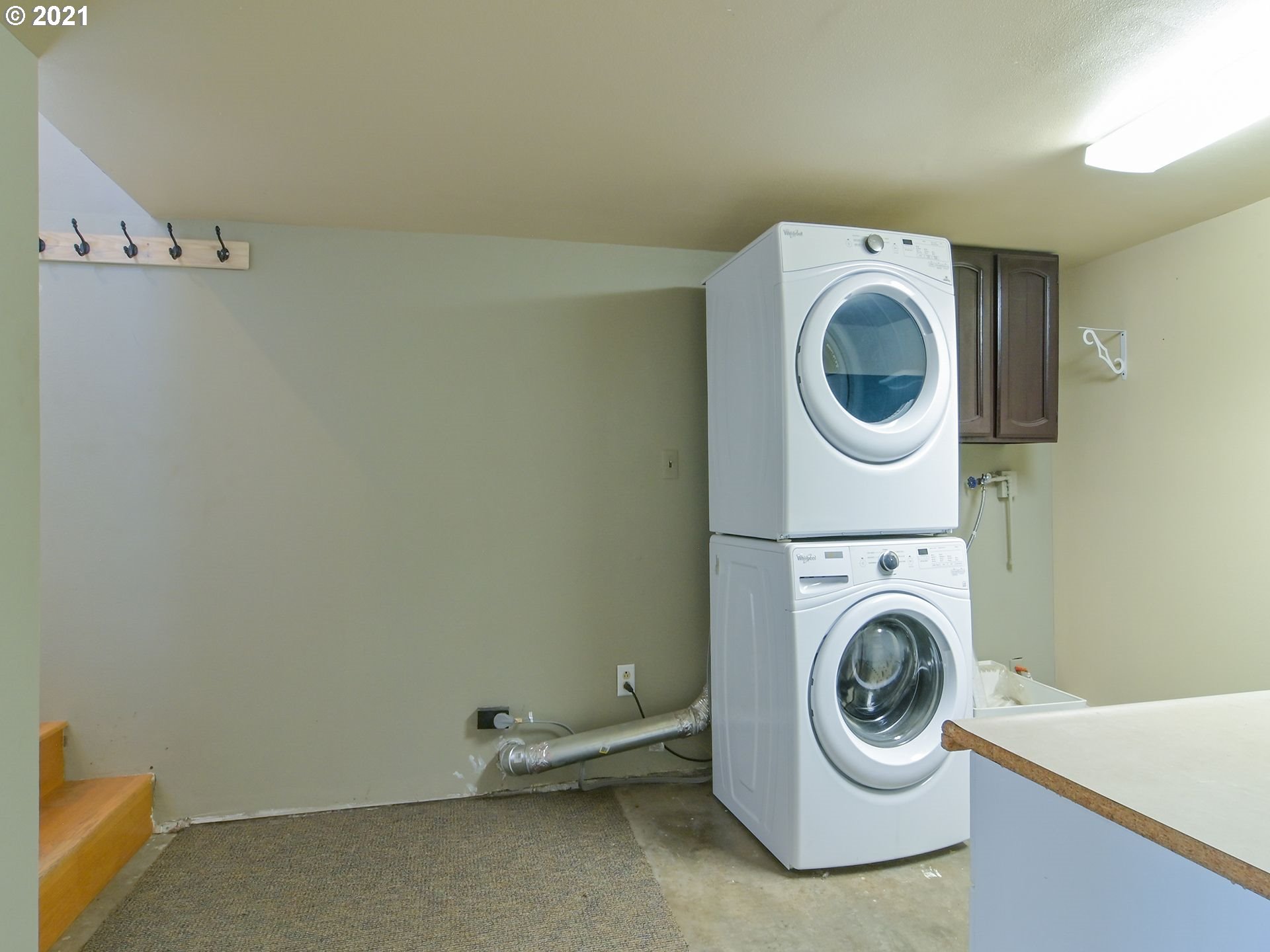 3727 Jasper Road Springfield, OR 97478 - Photo 18 of 32 a utility room with dryer and washer