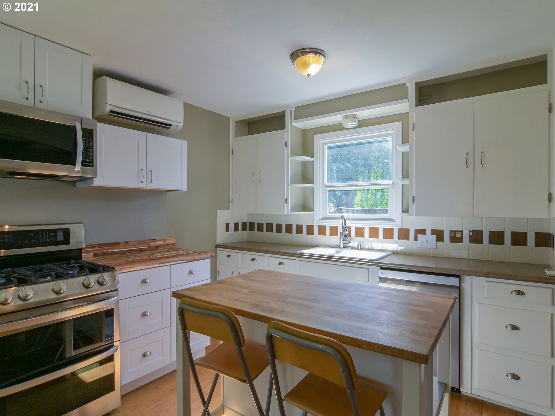 3727 Jasper Road Springfield, OR 97478 - Photo 3 of 32 a kitchen with a stove a sink and a microwave