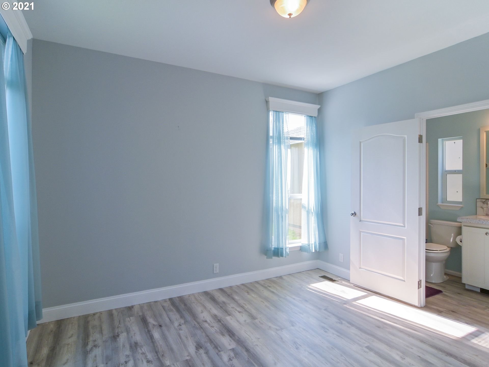 3727 Jasper Road Springfield, OR 97478 - Photo 28 of 32 an empty room with wooden floor and windows