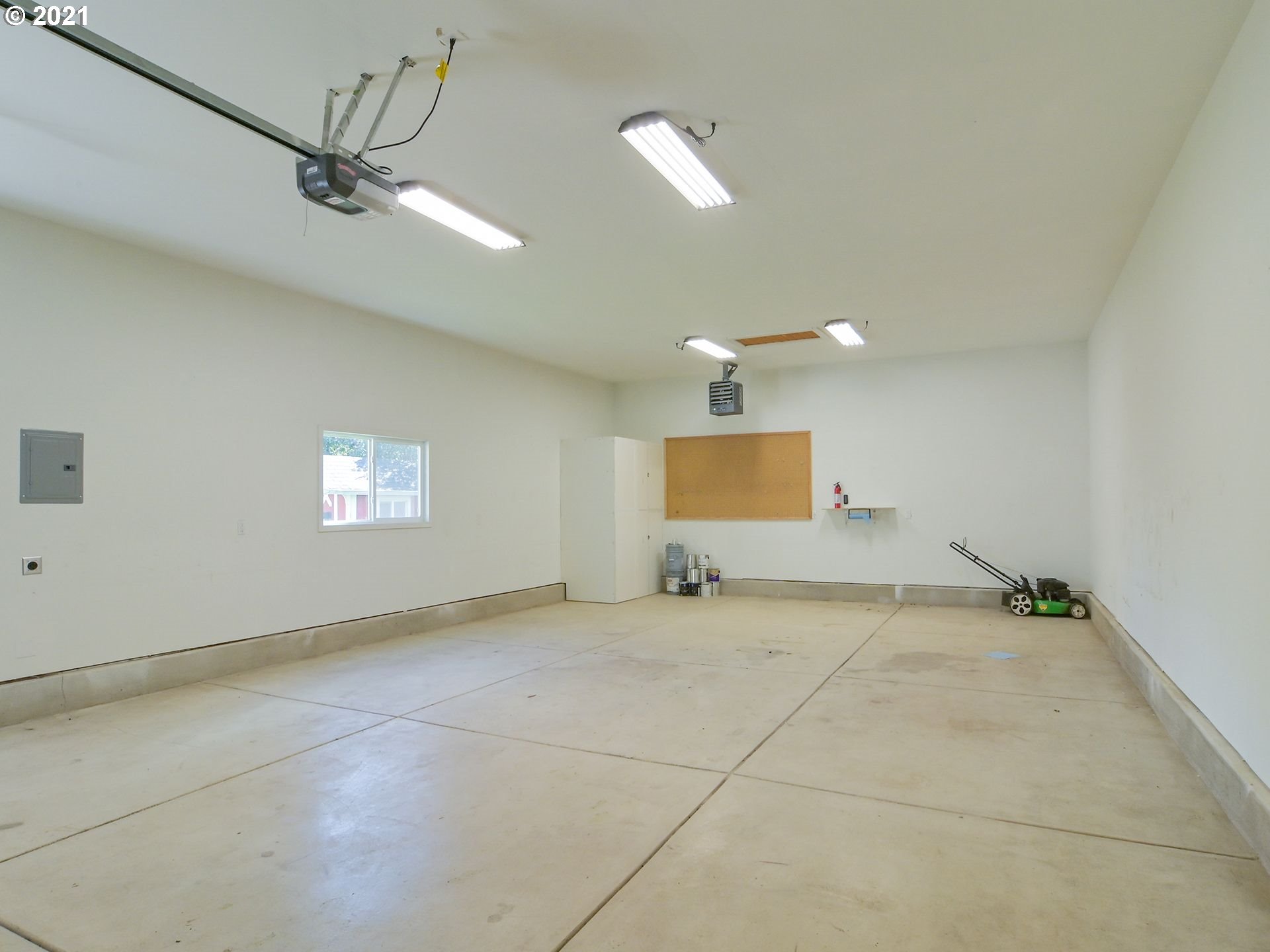 3727 Jasper Road Springfield, OR 97478 - Photo 31 of 32 a view of a livingroom with a kitchen