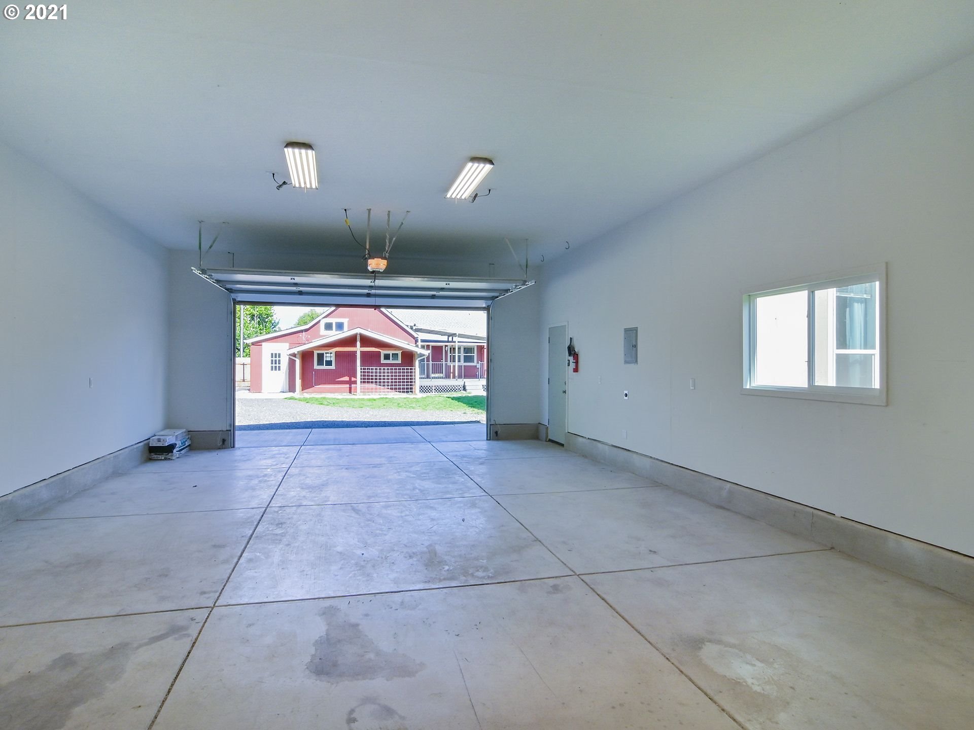 3727 Jasper Road Springfield, OR 97478 - Photo 32 of 32 a view of an empty room with a window