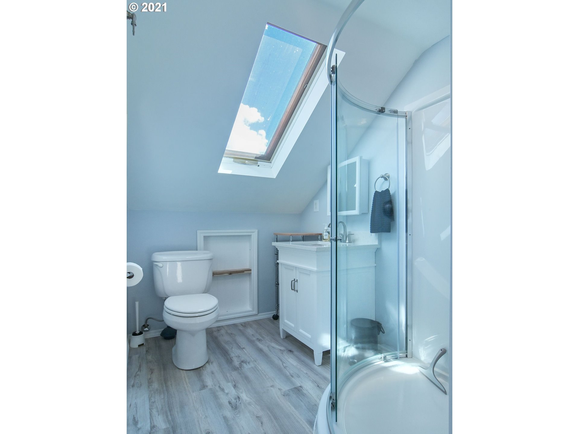 3727 Jasper Road Springfield, OR 97478 - Photo 9 of 32 a bathroom with a toilet a sink and mirror