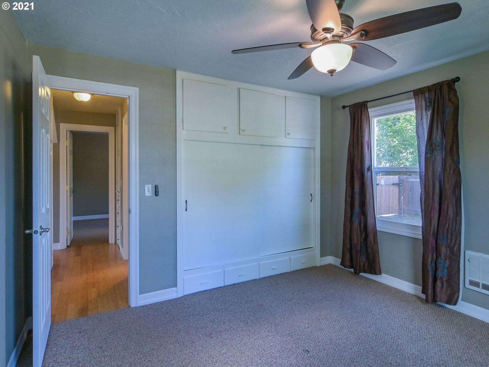 3727 Jasper Road Springfield, OR 97478 - Photo 10 of 32 an empty room that has a window and a ceiling fan