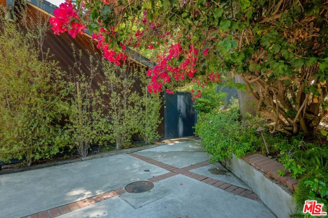 3266 Mandeville Canyon Road Los Angeles, CA 90049 - Photo 32 of 34