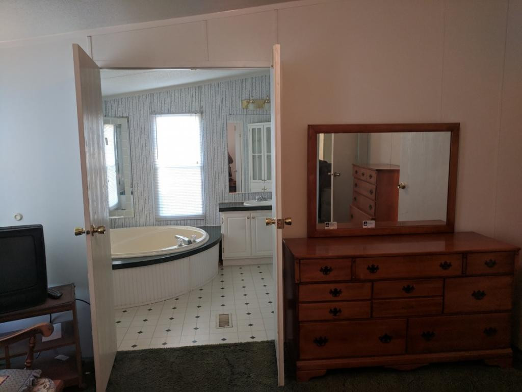 2015 Shakerag Road Greeneville, TN 37743 - Photo 16 of 24 Master Bath entry