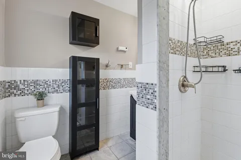 a bathroom with a toilet and a shower