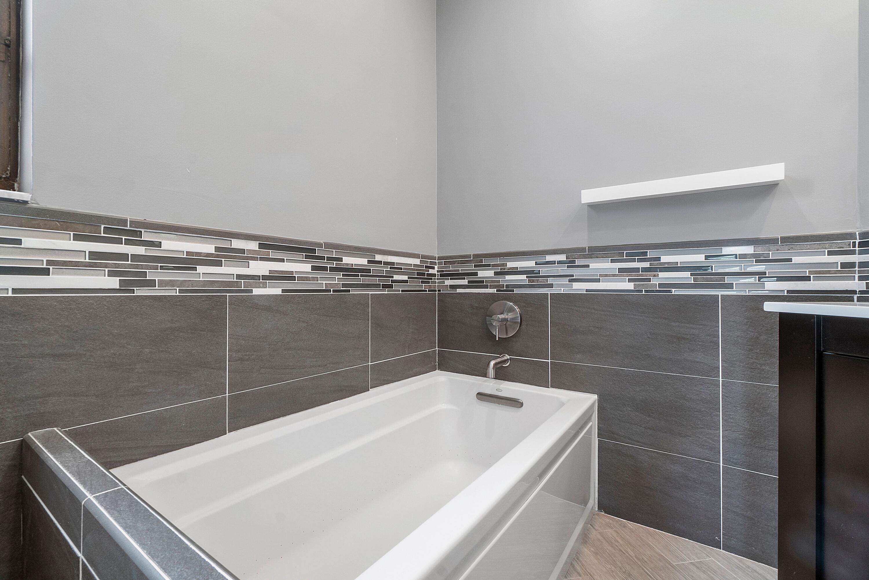 8712 Vía Reale Boca Raton, FL 33496 - Photo 12 of 32 Jet/spa tub